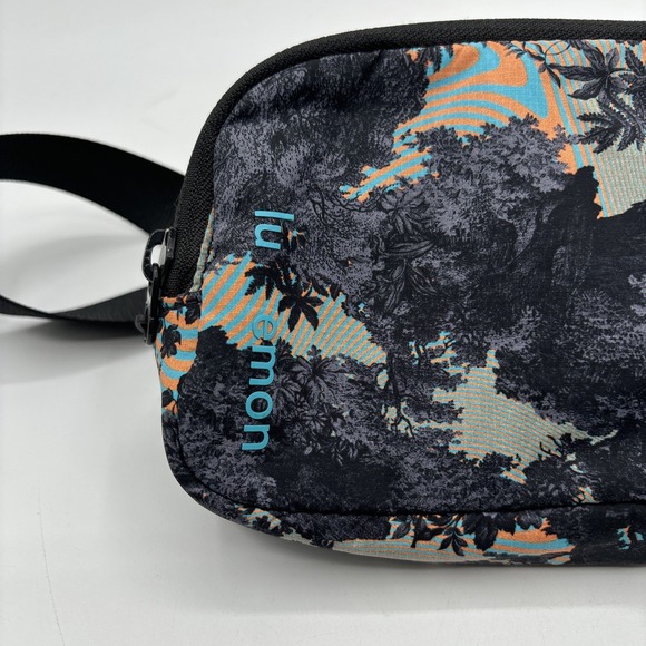 LULULEMON ATHLETICA | Mini belt bag in Psychedelic Toile Peri Purple Multi READ - Picture 2 of 16